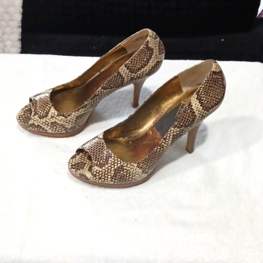 NINE WEST, SNAKE SKIN, PLATFORM, PEEP TOE Size 7 1/2. - Picture 6 of 12